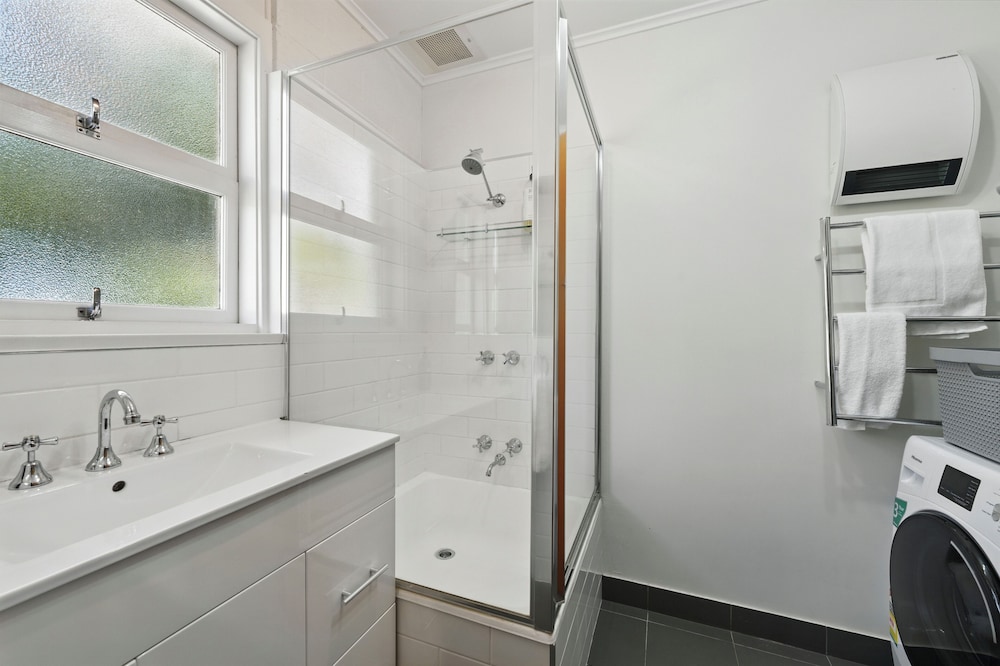 Coningham Beach House - 3 Bedrooms