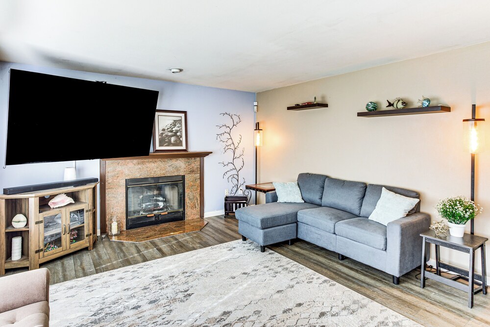 Home Theater & Large Backyard Deck: Tacoma Abode!