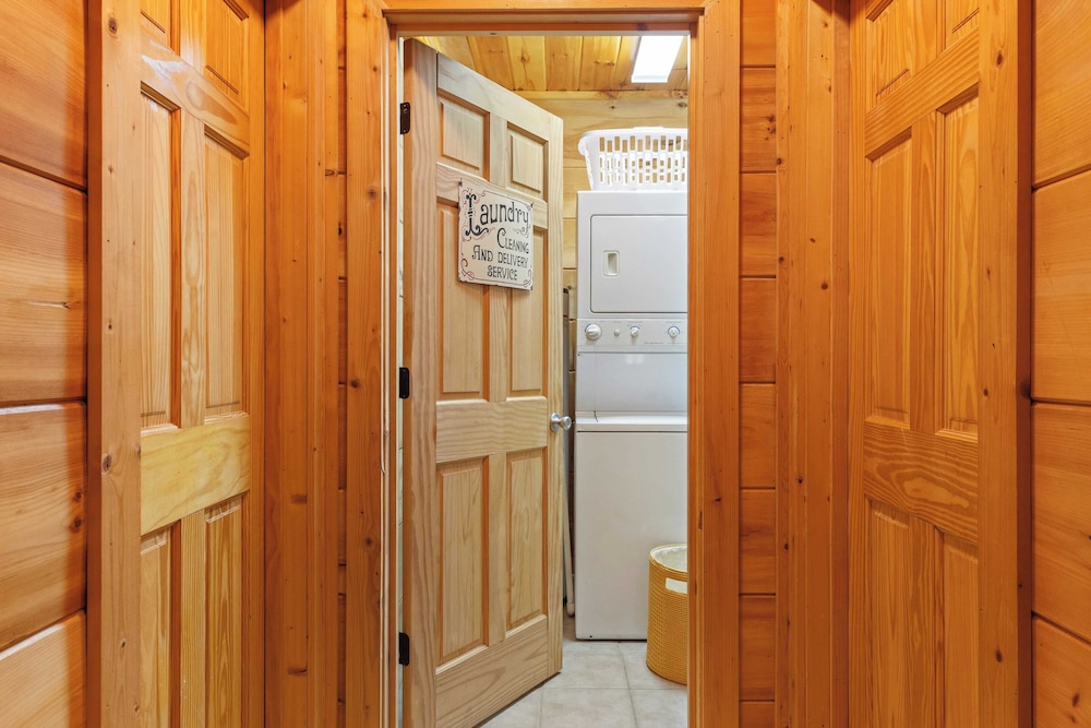 Yesteryear by Avantstay Hot Tub, 360 Deck Views and Game Room Easy Access