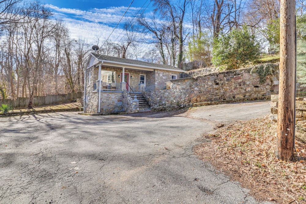 Eclectic Stone Cottage, Walk to Downtown Staunton!