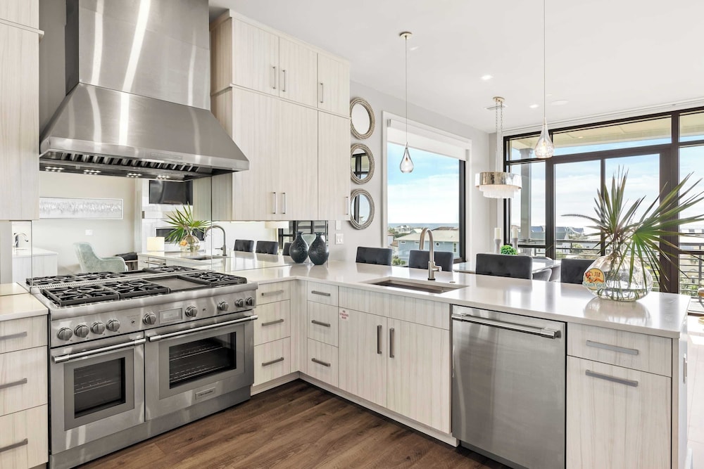 Crest One by Avantstay Rooftop Views, Pool Access, Golf Cart Included