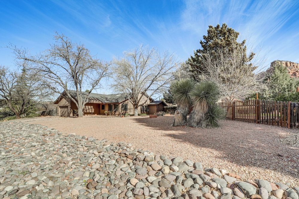 4 Mi to Uptown Sedona: Desert Home w/ Mtn Views!