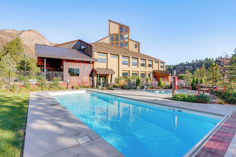 10 Mi to Skiing: Durango Condo w/ Golf Course View