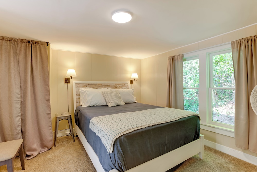 1/2 Mi to Dtwn Frankfort: 'fernhaven' Home w/ Yard
