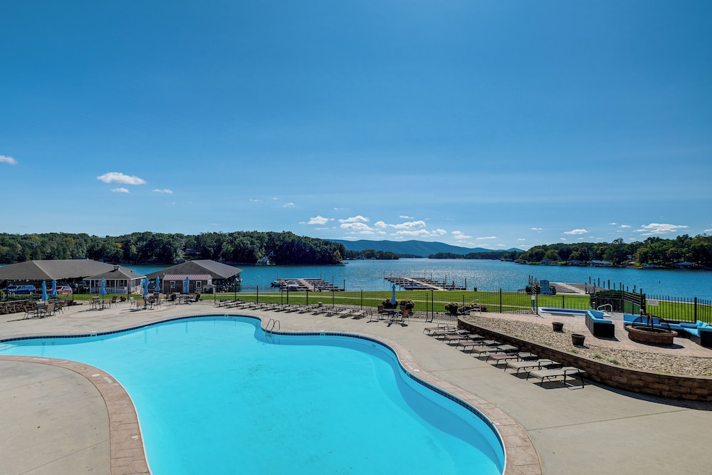 Resort Amenities & Beach Access: Huddleston Condo