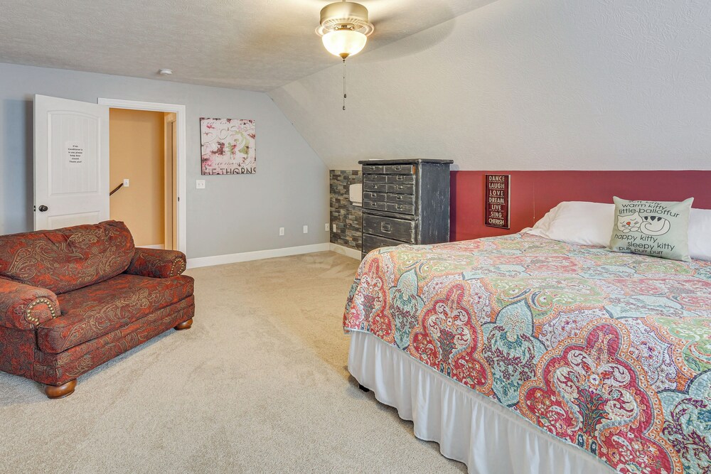 Hot Tub & Scenic Deck! Spacious Cookeville Retreat
