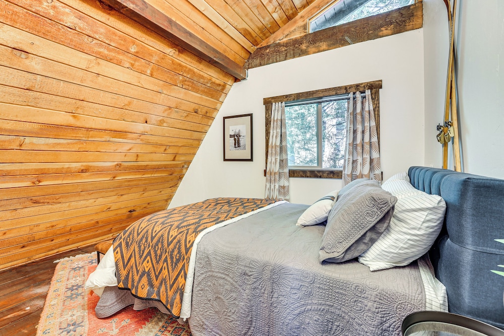 3 Mi to Lake Arrowhead Village: Dog-friendly Cabin