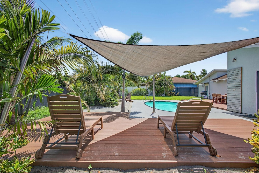 Luxury Meets Paradise Family-friendly 4BR w Pool