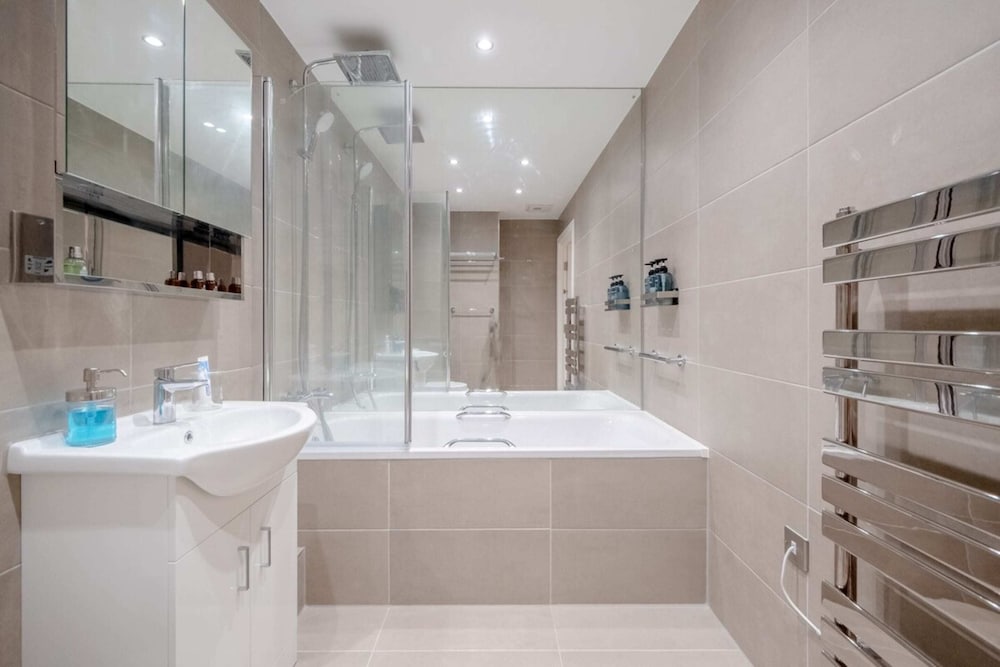 Central 2BD Flat w/ River View Balcony - Vauxhall!