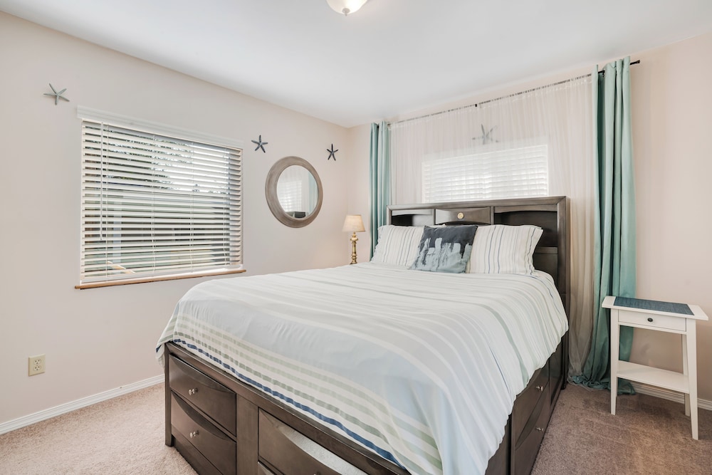 6 Mi to Main St: Oceanfront Cottage in Ketchikan