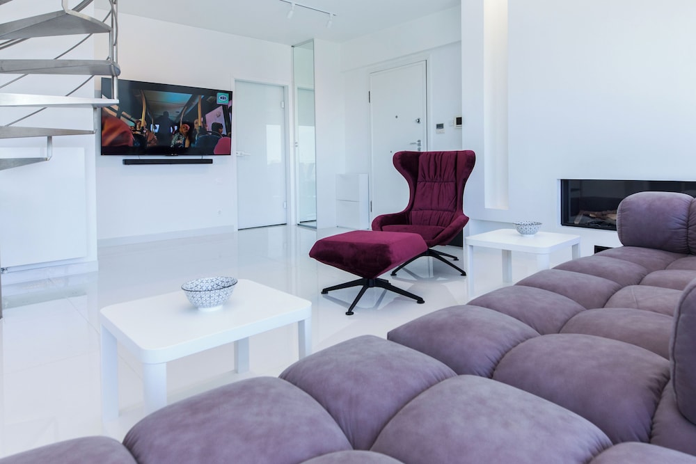 Marousi 2 Bd Luxury Living w Shared Pool