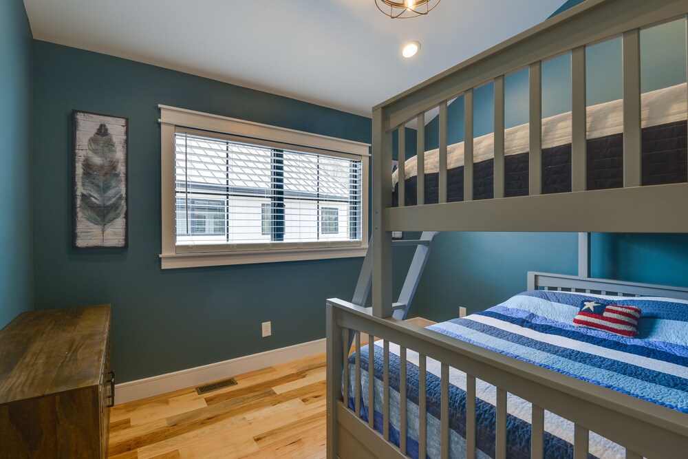 Spacious Lake Ontario Getaway: Steps to Beach! view 4