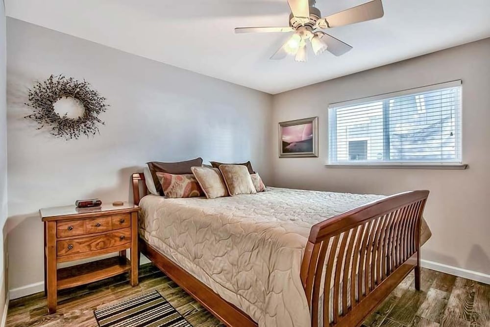 1759 Venice Drive 5 Bedroom Home by RedAwning view 4