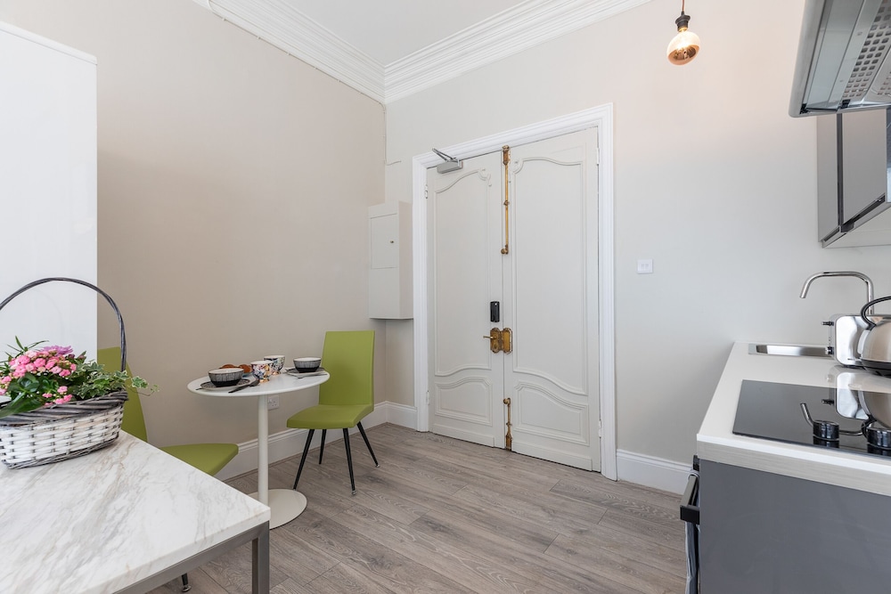 Luxurious Air Conditioned Apt High Street Kensington