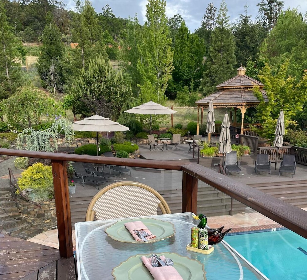 Ashland Vacations - Country Willows Inn and Estate - Property Image 1