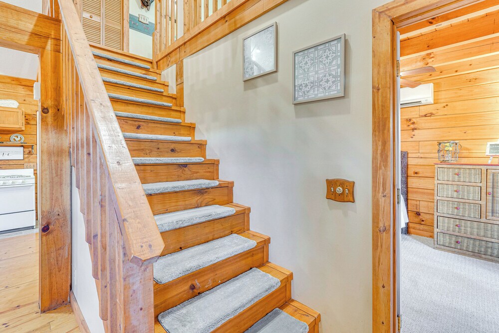 Hike, Boat & Explore: Mtn-view Hayesville Hideaway