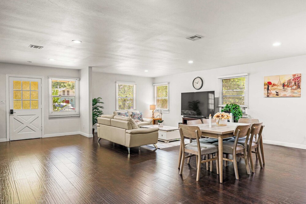 Spacious Retreat w Large Kitchen & Outdoor Patio