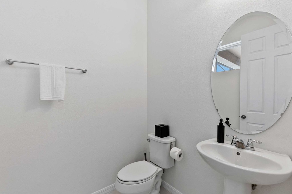 Minutes to Disney Parks + Universal Sleeps 21 w/ Pool, Hot Tub, Game Room