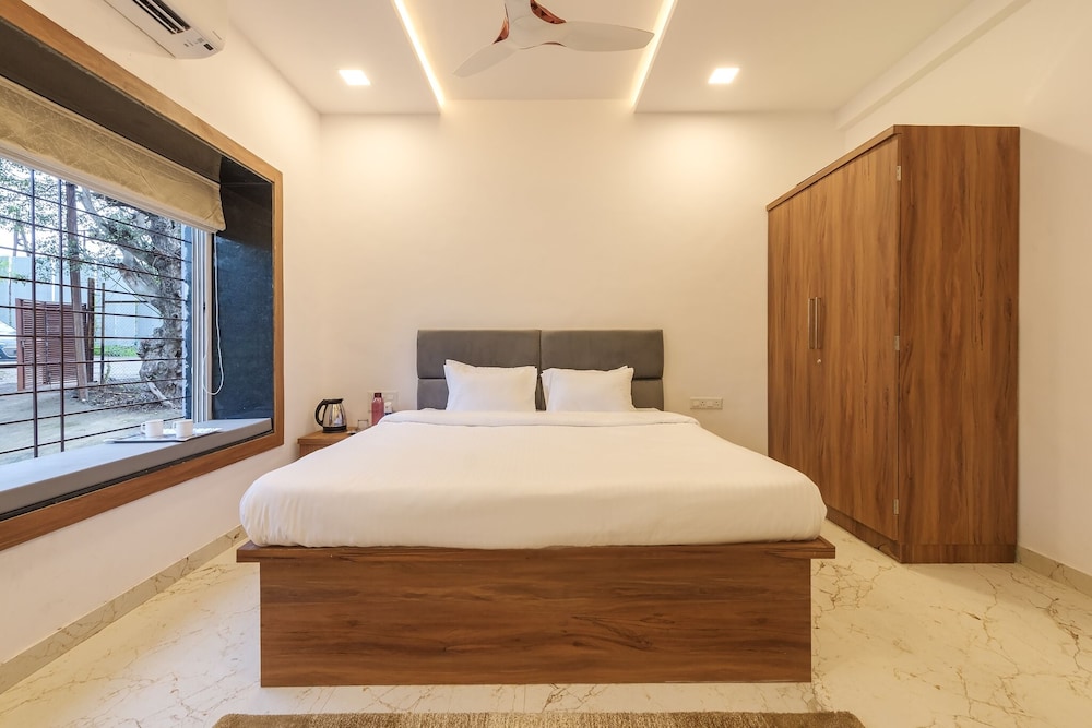 CosmicStays Casa Ivory Pool Villa Mulshi view 4