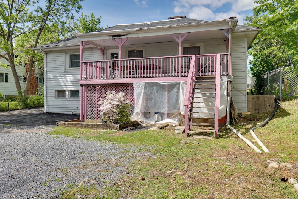 9 Mi to Midtown: Convenient Harrisburg Apt