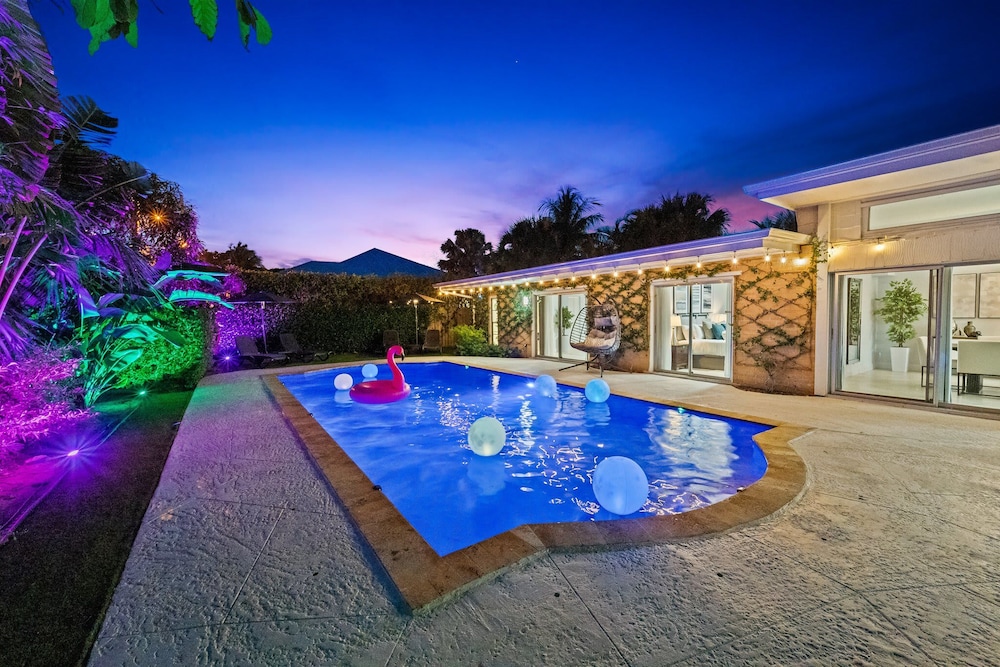 4BR Intracoastal Retreat With Pool, Games & More!