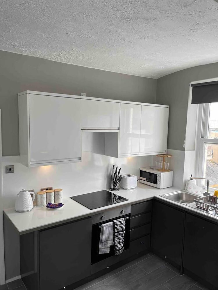1-bed Apartment - Close to Beach - Free Parking view 3