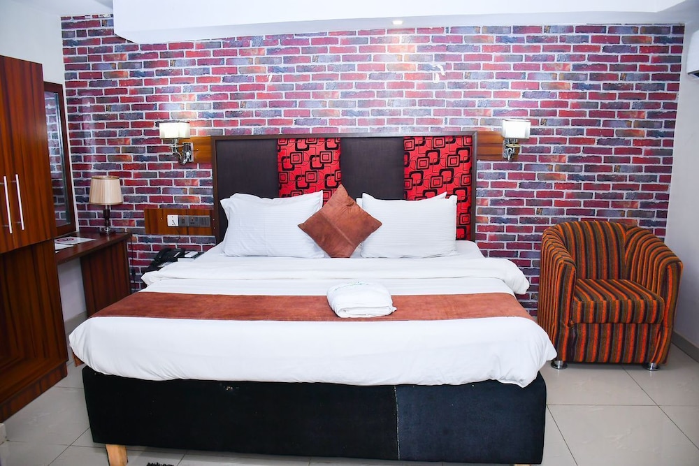 SHAMROCK MANOR THE RESIDENCE BENIN CITY view 3