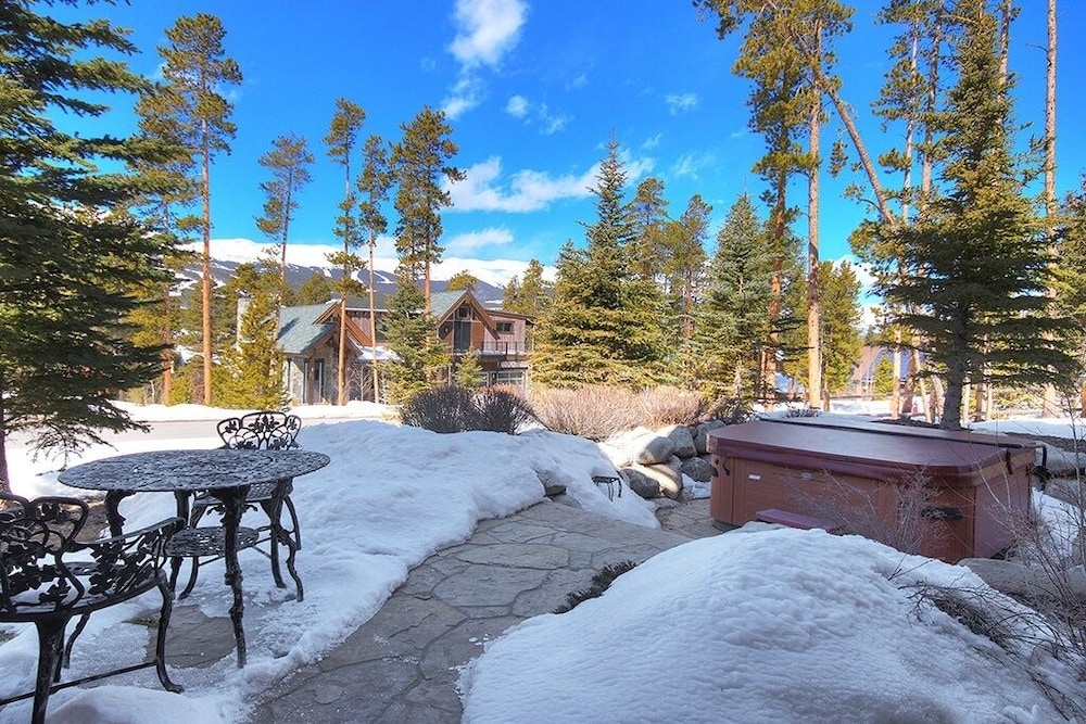 Mountain Majesty Manor 5 Bedroom Home by RedAwning