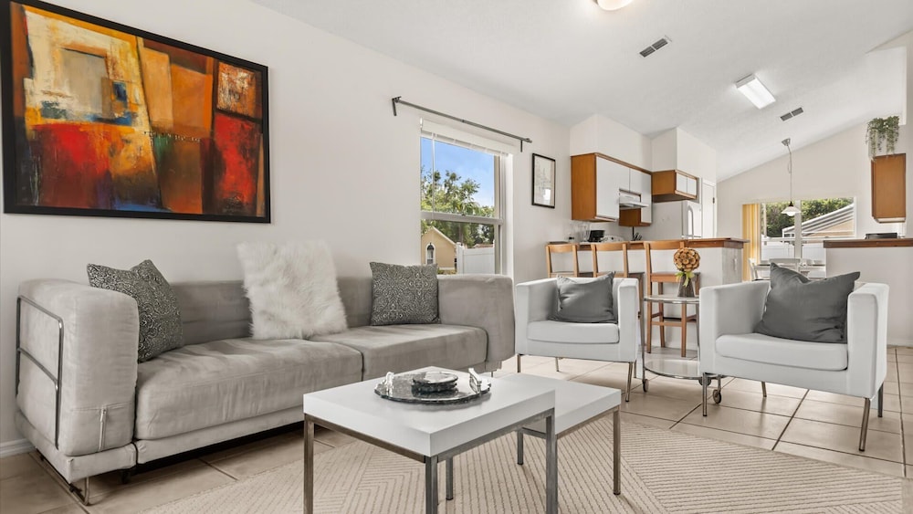 Upstay: Bright Family-friendly Retreat With Patio