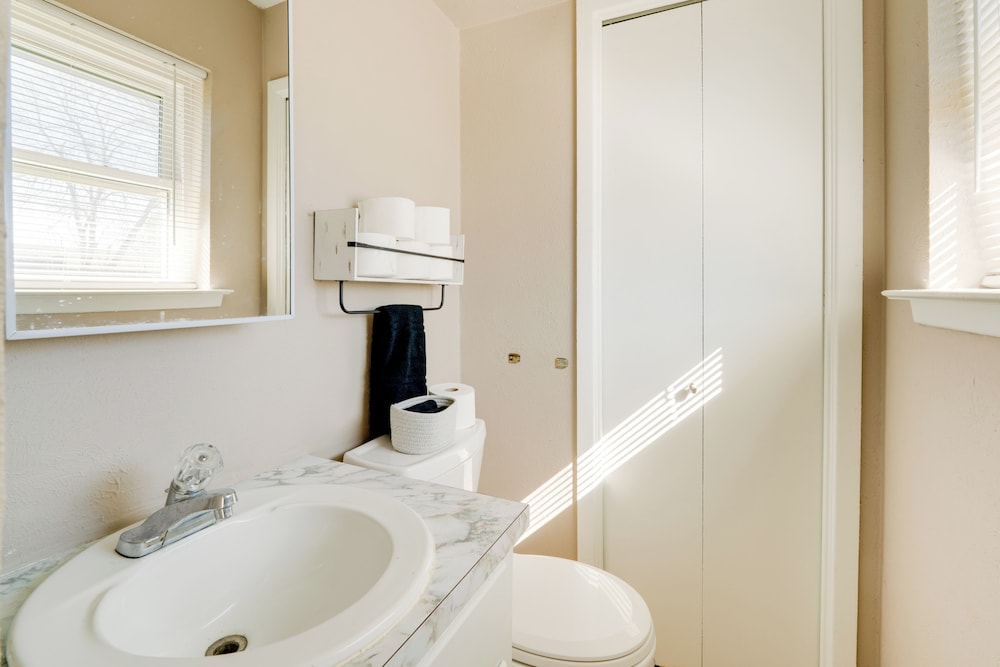3 Mi to Dtwn Denton: Getaway w/ Furnished Patio!