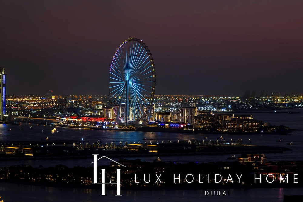 LUX Iconic Views at Palm Tower Studio
