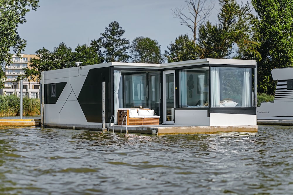 HT Houseboats