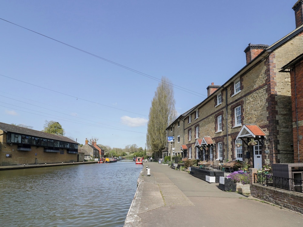 3 Canalside Cottages