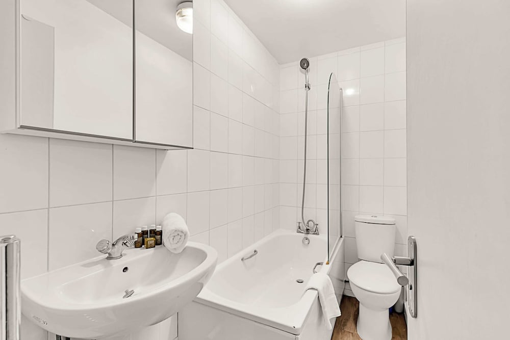 Bright and Newly Furnished Acton Apartment