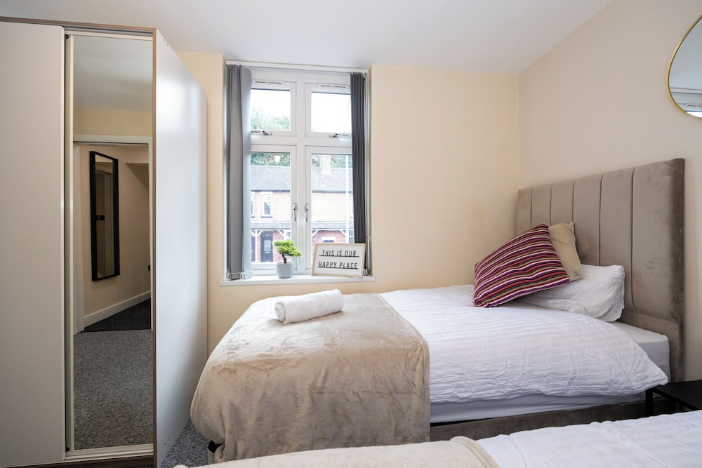 Cosy 4 Bed Townhouse Near Keele University and Royal Stoke Hospital