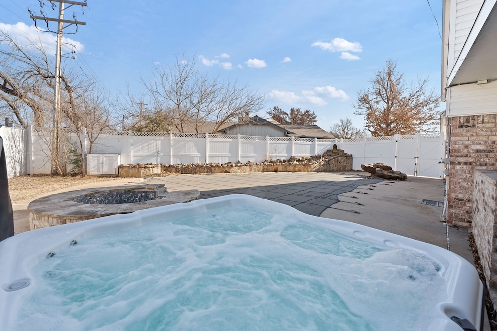Spacious Lakefront View With Hot Tub and Pool NH