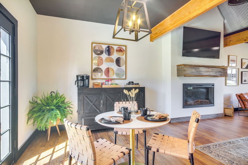 'all About the Buzz' Cottage w/ Patio & Yard!
