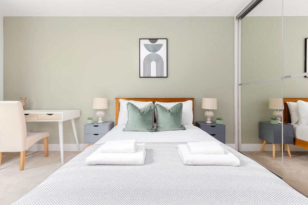 Luminous 2 Bed Balcony Flat in Islington