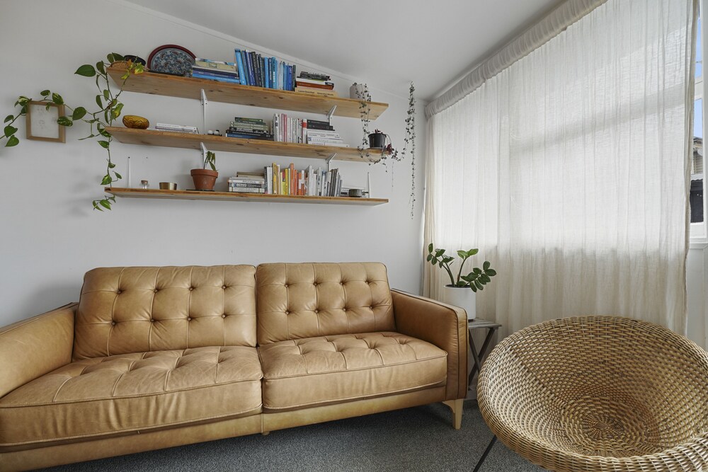 Central Quiet 2BR Apt - Wifi - Parking photo 4