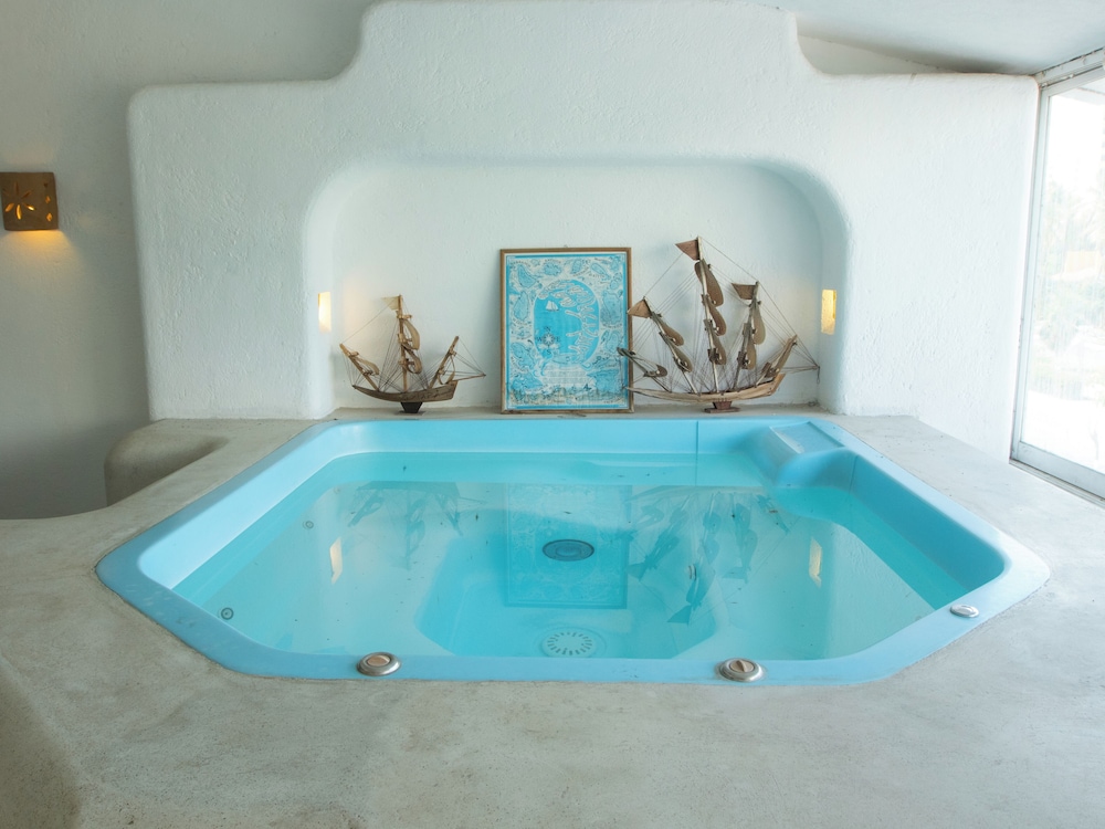 Apt. with Jacuzzi Ixt. Zihuatanejo 3 BR