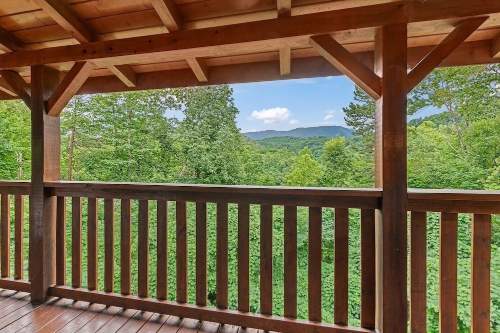 Triple Mountain View Stunning 4 BDR Cabin w/ Private Hot Tub, Game Room