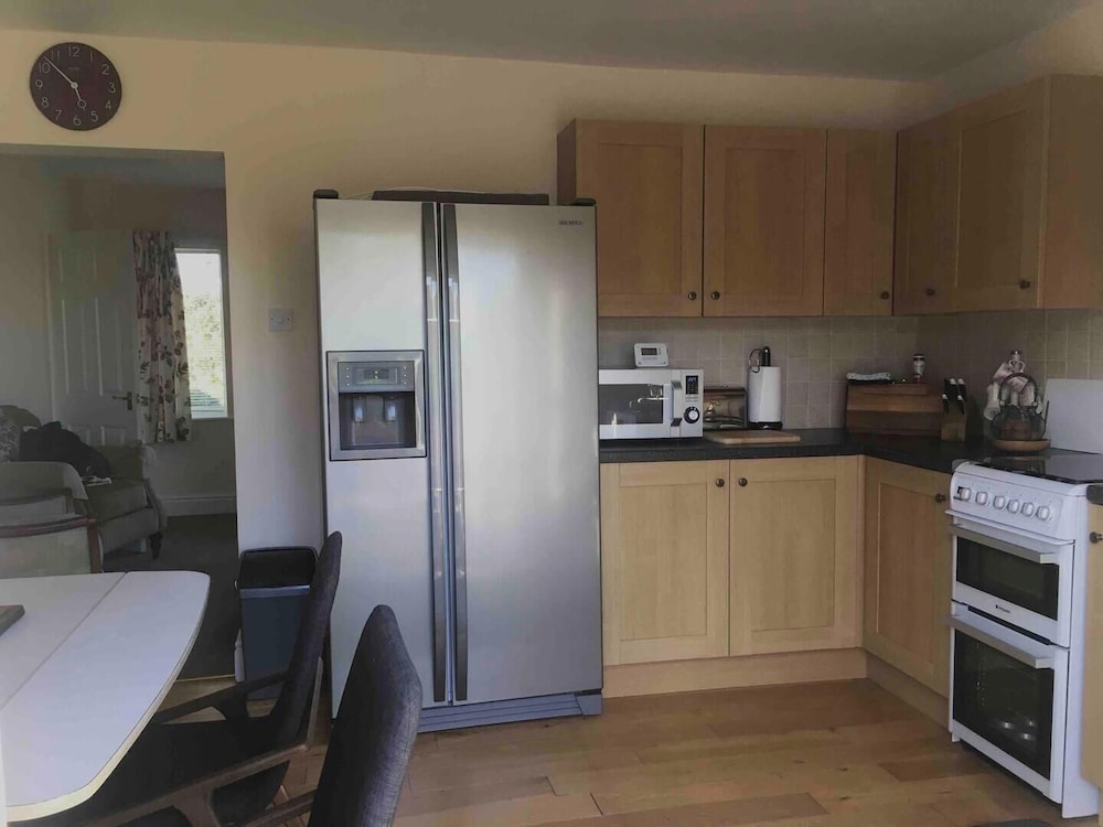 House-sleeps 5-parking-bbq-garden-patio