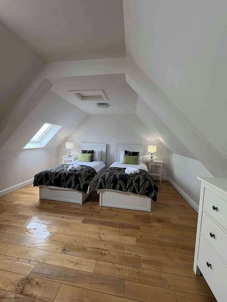 2 Bed Apartment - Sleeps 4 - Parking - Wifi