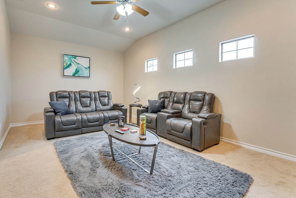 7 Mi to Lake Casa Blanca: Laredo Family Home!