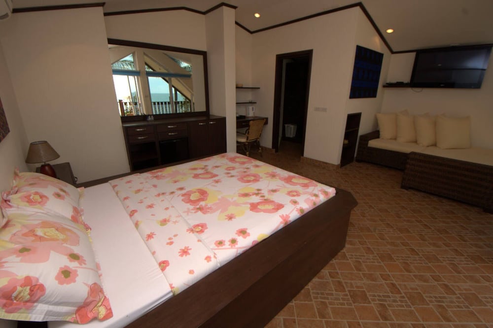 Beachfront Oasis With Private Pool and Jacuzzi on Samui's Bang Por Beach