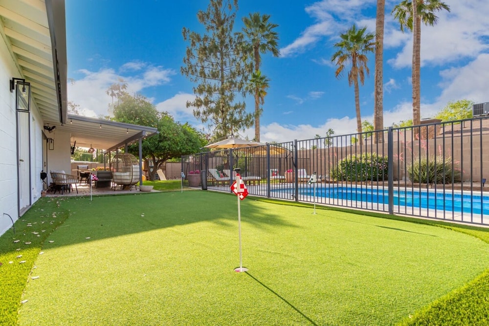 Corrine Family Oasis Pool Putt Grn Bigtoy