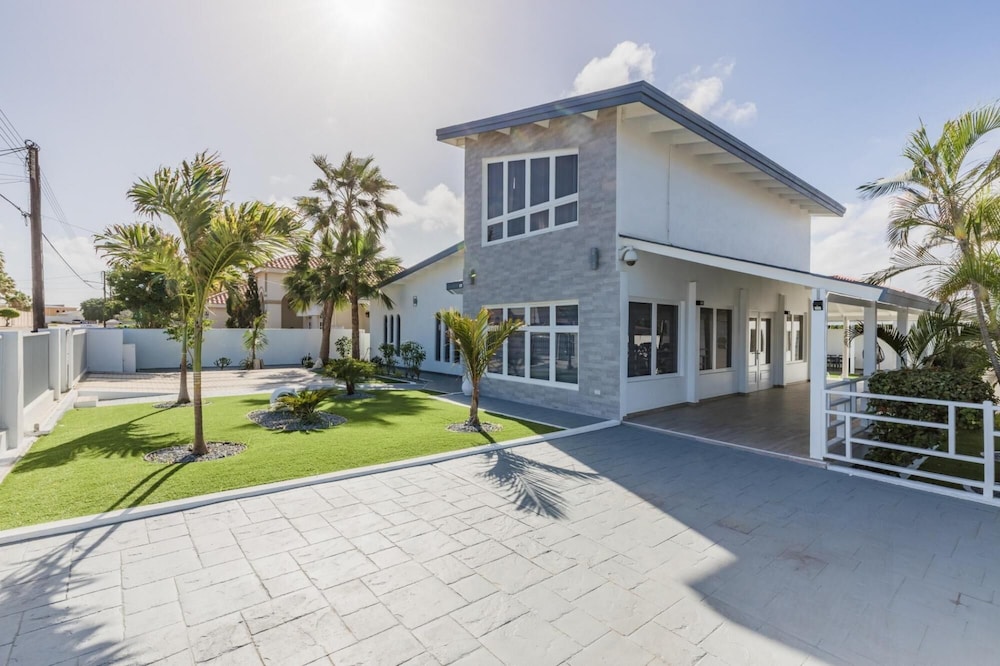 NEW Modern Stylish 6BR 6BA Villa Near Palmbeach