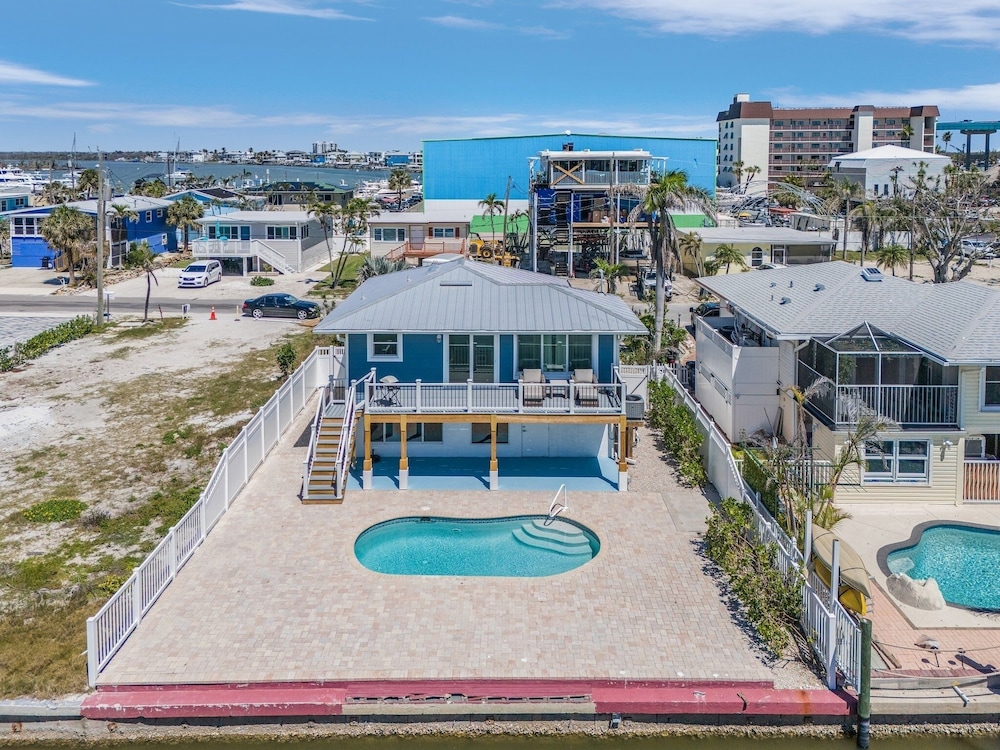 920 Bay Breeze Bungalow: Stunning Bay View Home W/ Heated Pool! 2 Bedroom Home