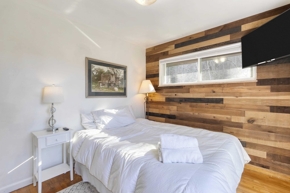 Creekside Haven by Avantstay Hot Tub, Fire Pit, Outdoor Dining Area Nestled Next to Creek