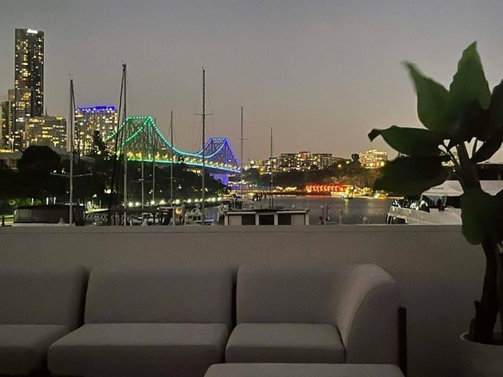Luxury Penthouse Houseboat n the Heart of the City